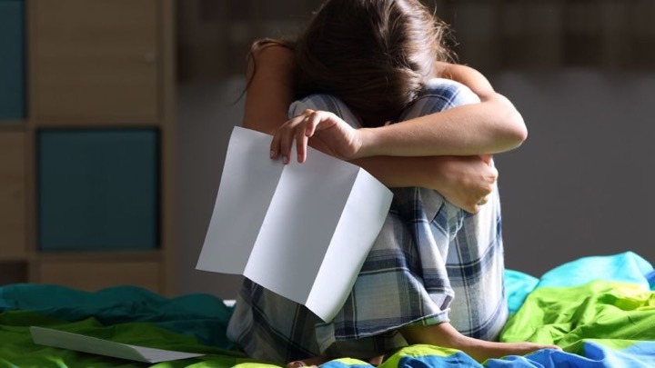 ممکن است دختر 18 ساله‌تان ظرف چند روز غم و ناراحتی را پشت سر بگذارد یا در دام افسردگی گرفتار شود.
