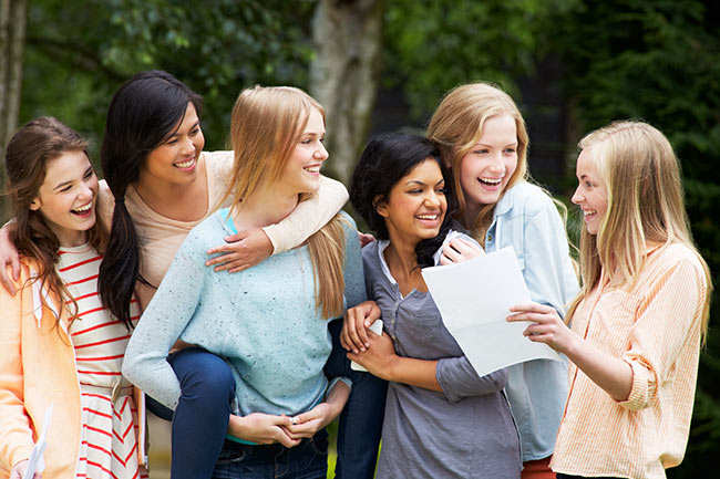 دختر 18 ساله‌تان از جمع و دوستی‌های گروهی به سمت ایجاد دوستی‌های عمیق‌تر حرکت می‌کند.