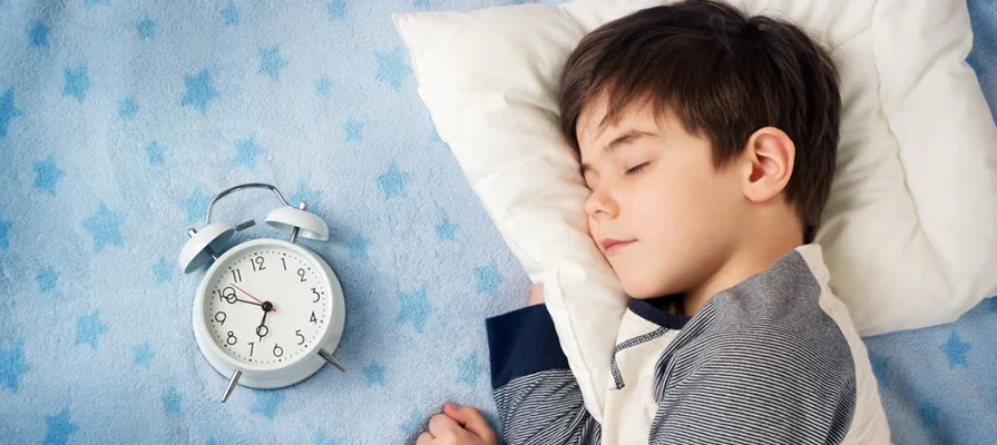 7 تا کاری که برای تنظیم خواب بچه مدرسه ای باید انجام بدی