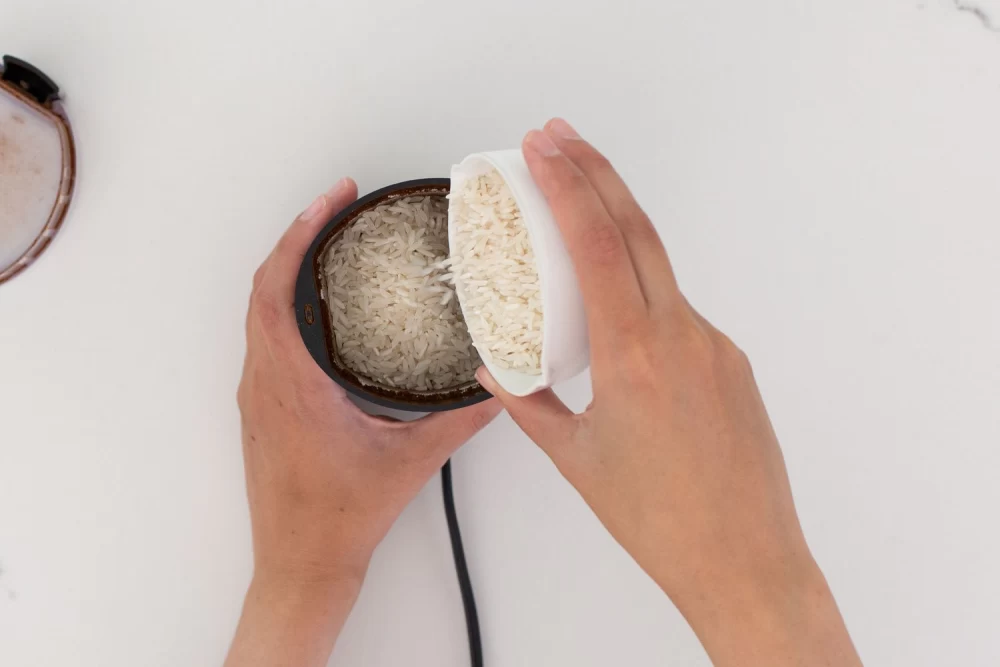 تمیز کردن آسیاب قهوه با برنج