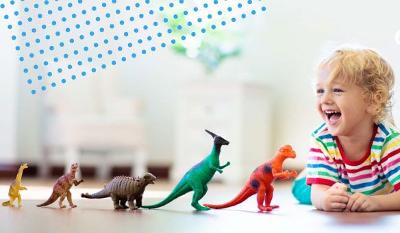 بازی کودک یکساله با فیگور های رنگی دایناسور