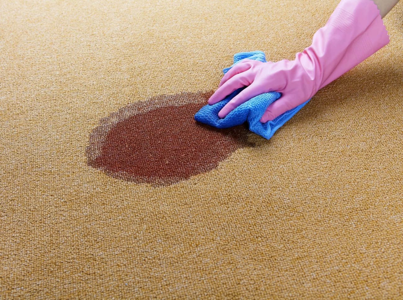روش ساده برای پاک کردن لکه نوشابه از روی فرش