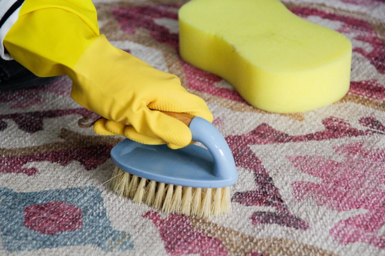 ترفند های پاک کردن لکه های رنگی مختلف از فرش