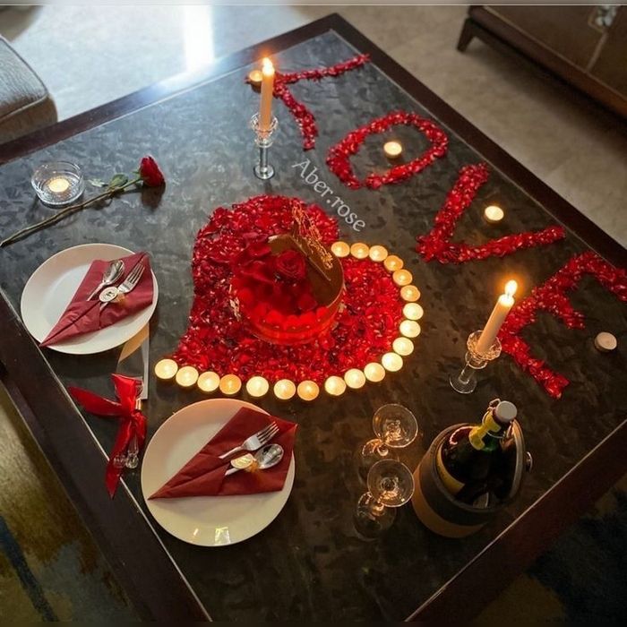 تزیین میز تولد عاشقانه 1401 | تم تولد عاشقانه برای همسر | تزیین میز تولد با شمع سکه ای