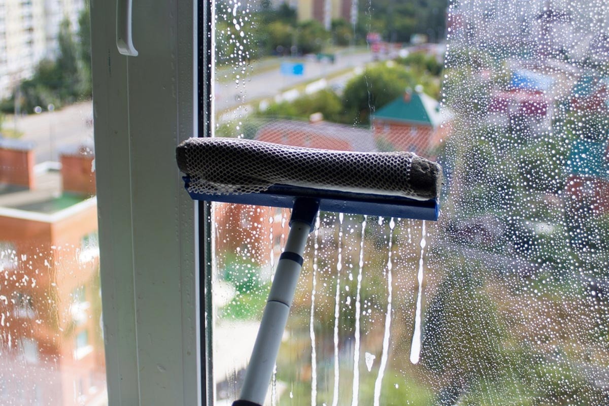 تمیز کردن جرم و رسوب آب از شیشه پنجره
