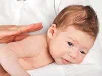 ۳ روش صحیح برای گرفتن آروغ نوزادن