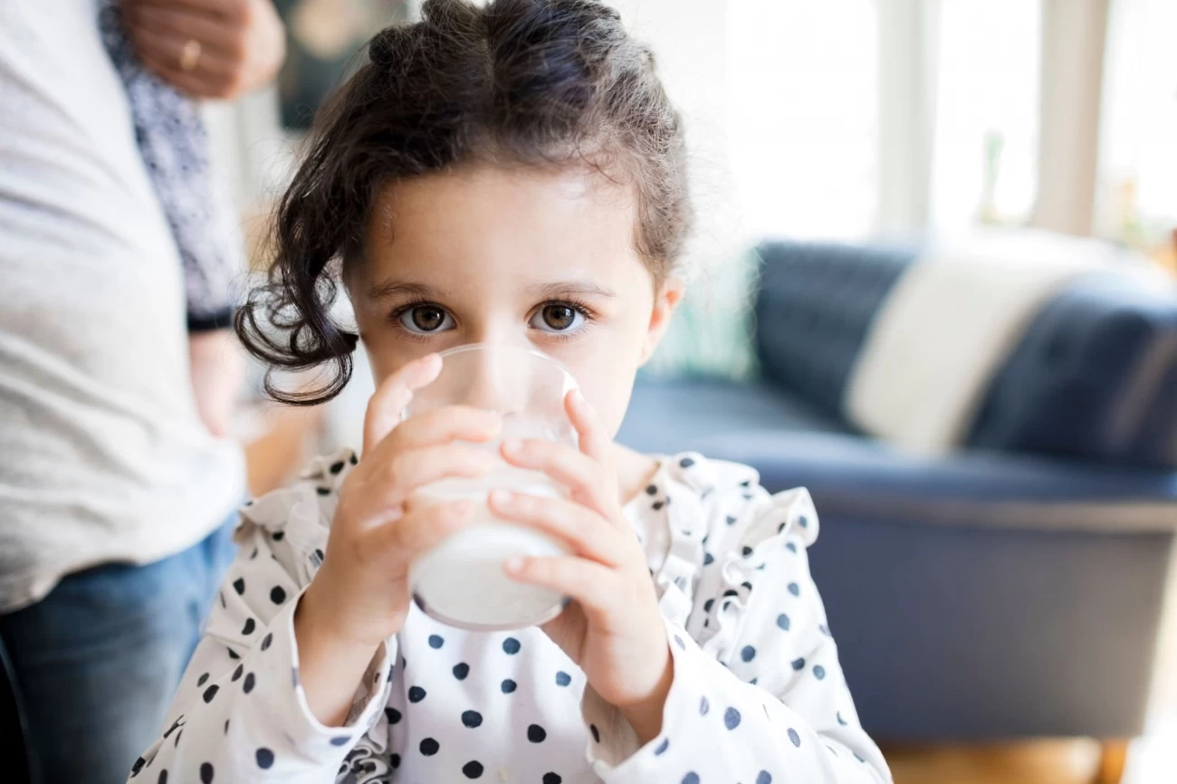 چگونه کودکم را به خوردن شیر تشویق کنم؟