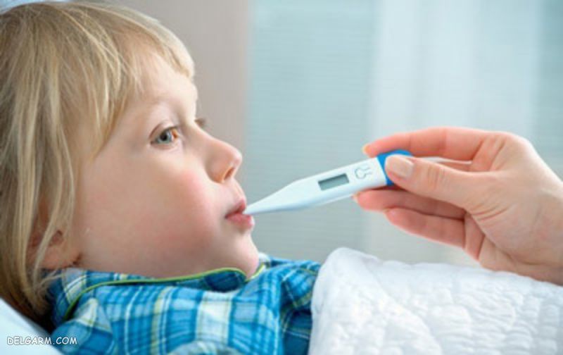 اندازه گیری تب کودک از طریق گرفتن دمای دهانی