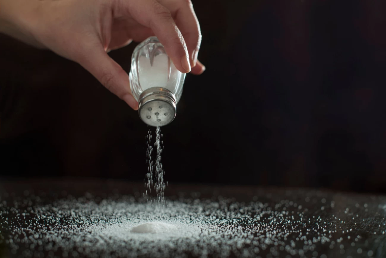 آموزش ریختن نمک در نمکدان