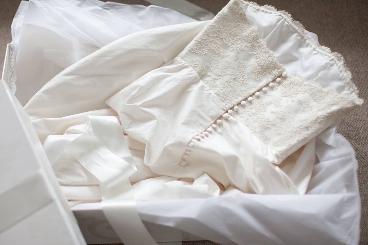 چگونه خشکشویی لباس عروس را تمیز میکند؟