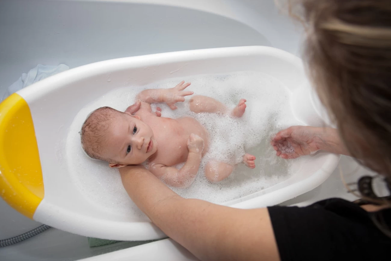 شستن نوزاد با بند ناف