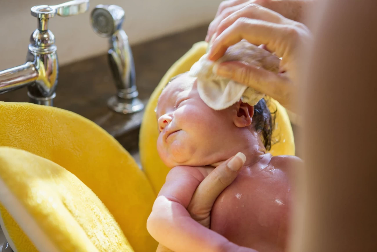 روش شستن نوزاد با بند ناف