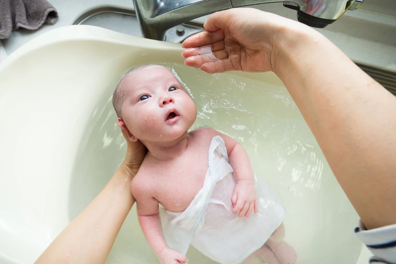 نحوه حمام کردن نوزاد با بند ناف 