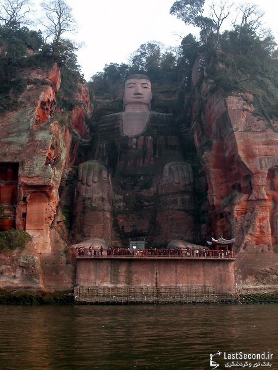 مجسمه غول‌پیکر بودای نشسته در چین