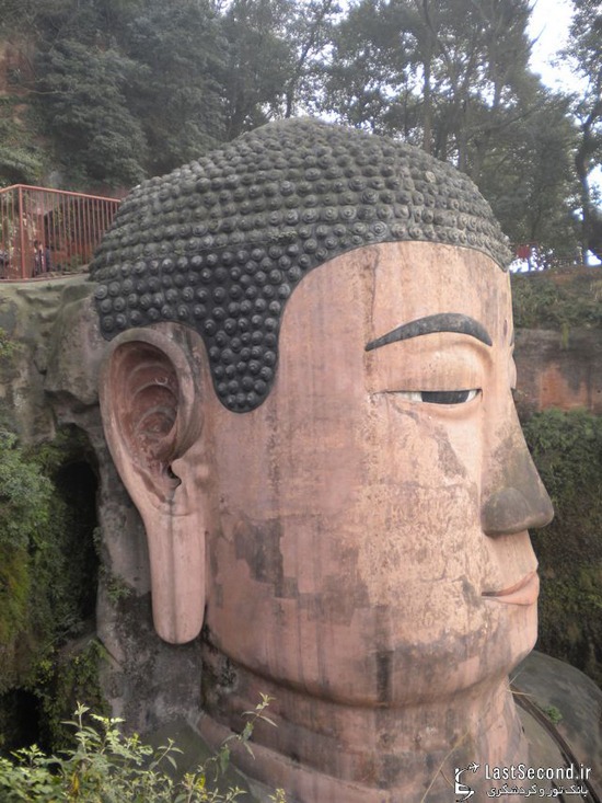 مجسمه غول‌پیکر بودای نشسته در چین