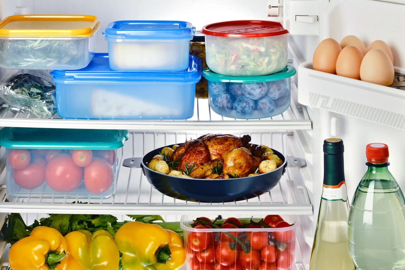 چرا بعضی مواد غذایی در یخچال کپک می زنند؟