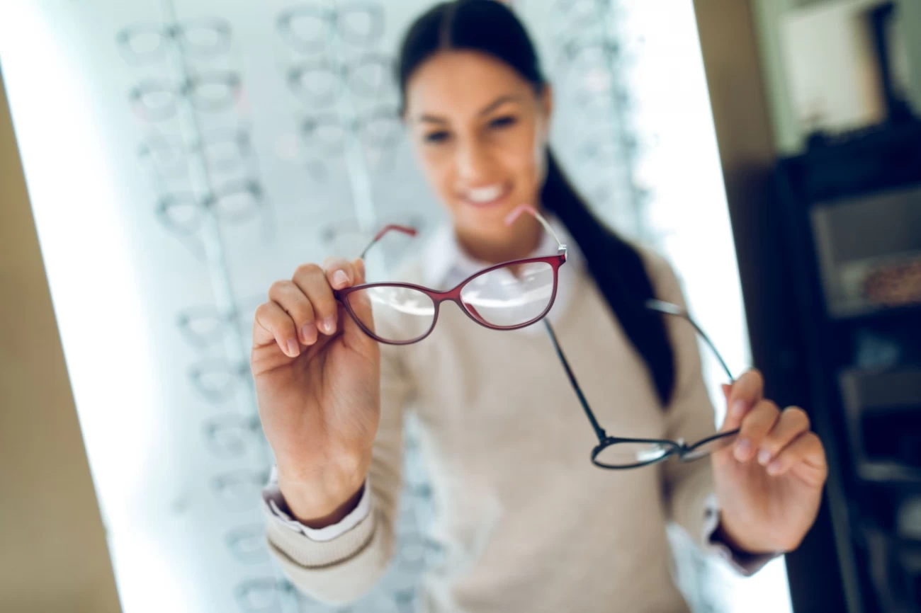 چه زمانی استفاده از لنز یا عینک لازم است؟