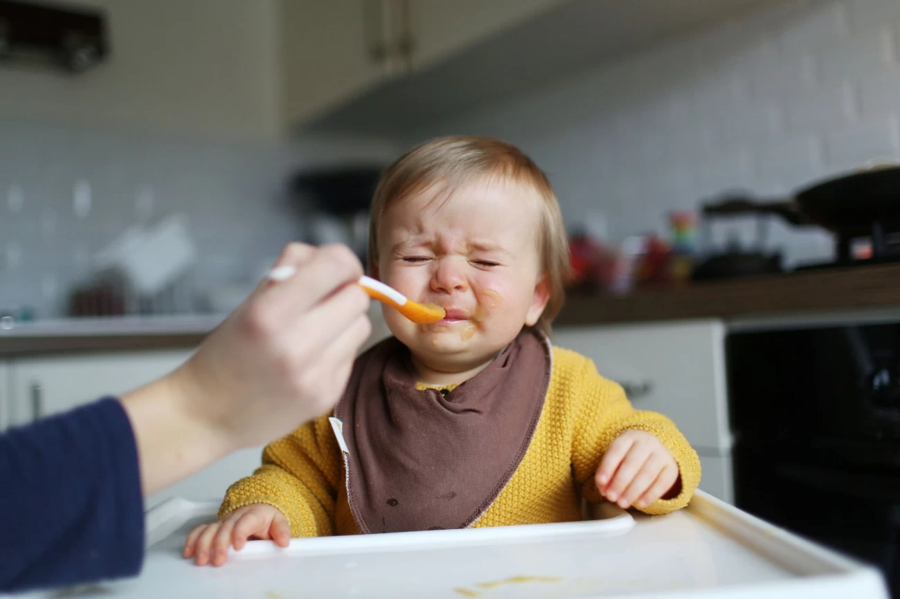 بررسی علت ناله نوزاد زمان غذاخوردن