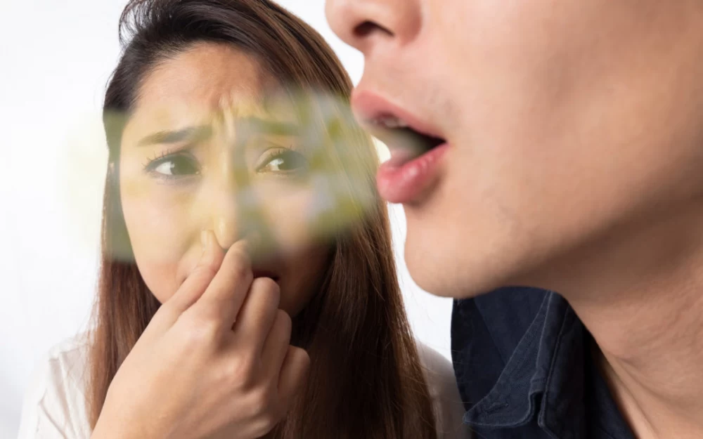 چرا برخی از افراد دهانشان بو می‌دهد؟