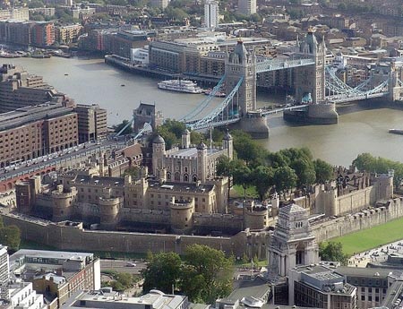 برج لندن ،قلعه‌ای تاریخی در مرکز لندن