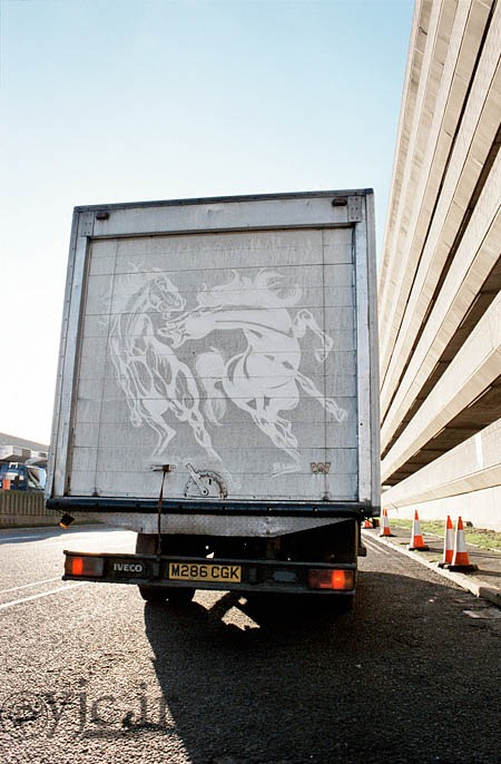 بن لانگ انگلیسی کامیون های آلوده را به نمایشگاه آثارش تبدیل میکند!