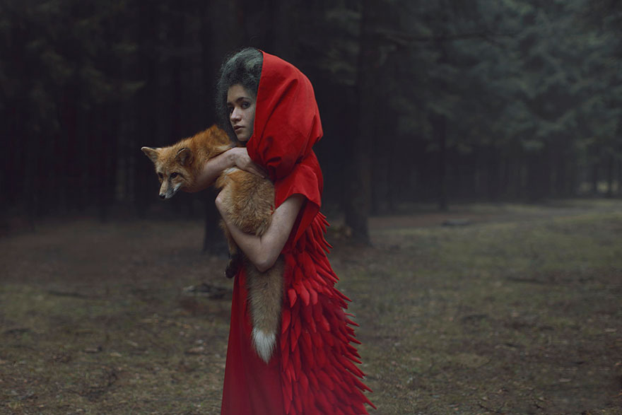 تصاویر زیبا و هیجان انگیز دختر روسی با حیوانات جنگل